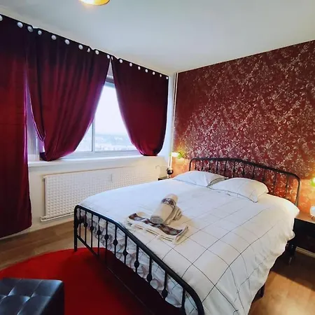 Retro Romance In Apartment *